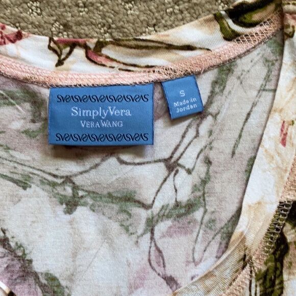 Simply Vera Vera Wang tank. Size Small. Excellent condition - Picture 2 of 6